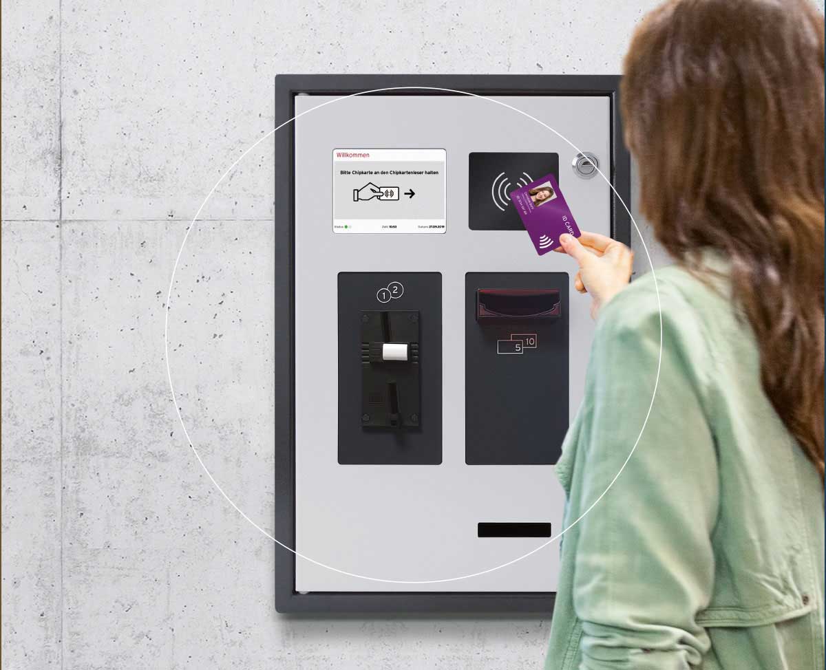 Frau lädt Geld auf ihre Chipkarte am Aufladeautomaten 